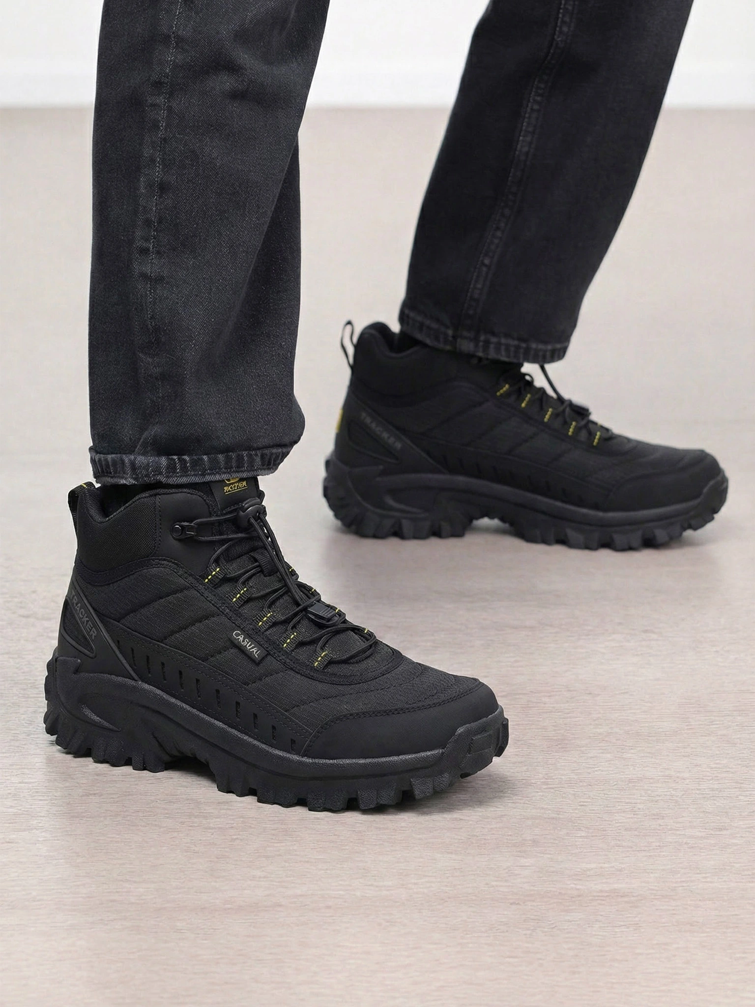 Кроссовки черного цвета текстильные на рельефной подошве